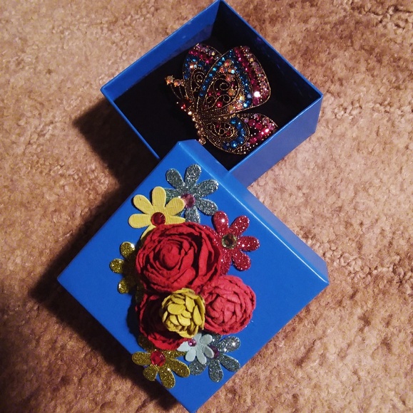 Butterfly Crystal Pin/Pendant🦋 - Picture 4 of 7